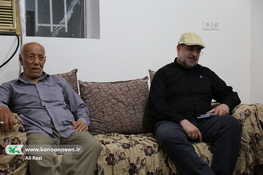 معاون فرهنگی کانون با خانواده شهید نوجوان عبدالمحمد هاشمی دیدار کرد معاون فرهنگی کانون با خانواده شهید نوجوان عبدالمحمد هاشمی دیدار کرد