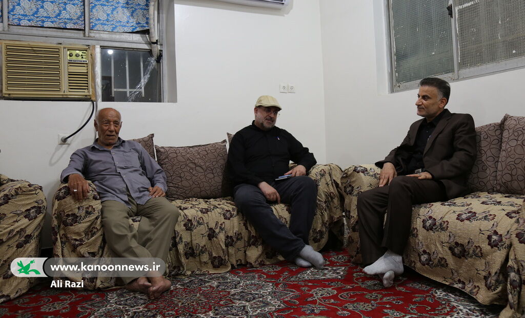 معاون فرهنگی کانون با خانواده شهید نوجوان عبدالمحمد هاشمی دیدار کرد