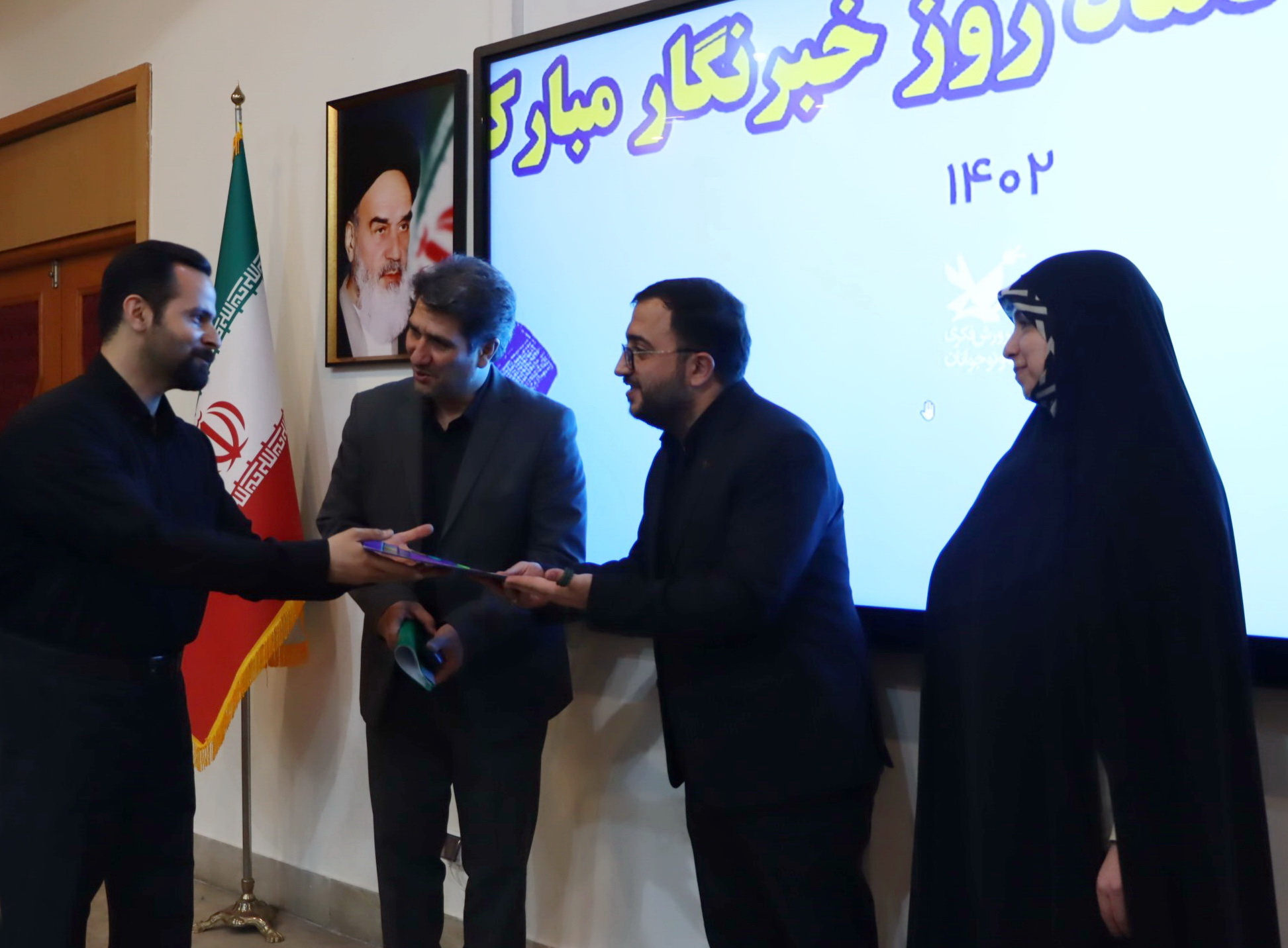  تجلیل از همکاران روابط عمومی استان تهران به بهانه روز خبرنگار