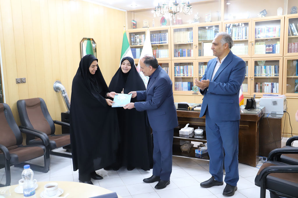 تقدیر از برگزاری نمایشگاه «آوای نقوش و کتیبه»/ مربی و دو عضو هنرمند کانون اردبیل تجلیل شدند