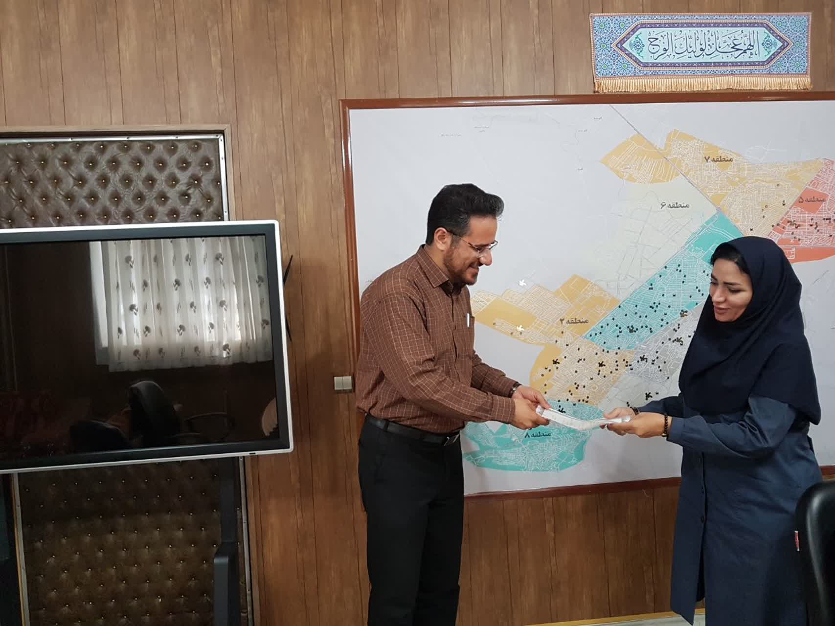 تقدیر از عوامل اجرایی جشنواره‌ی شعر محبت در کرمانشاه