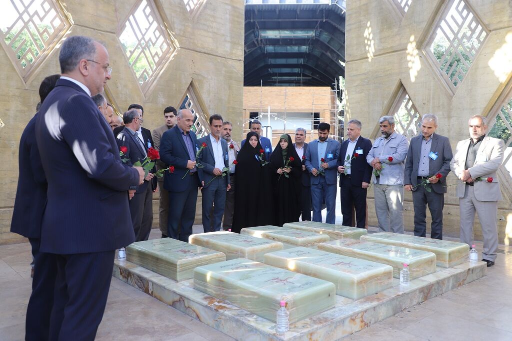 غبارروبی و عطرافشانی گلزار شهدای گمنان در گرگان