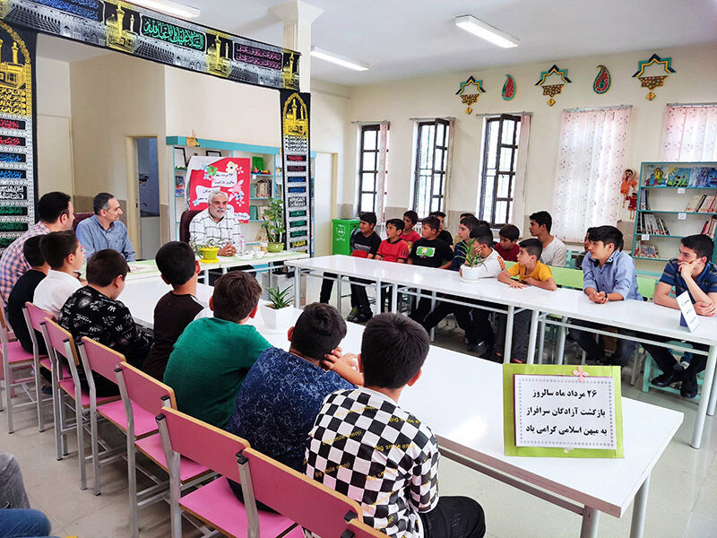 خاطرهگویی صادق پام از دوران اسارت/ از آزاده دوران جنگ تحمیلی در مرکز ۴ کانون اردبیل تجلیل شد