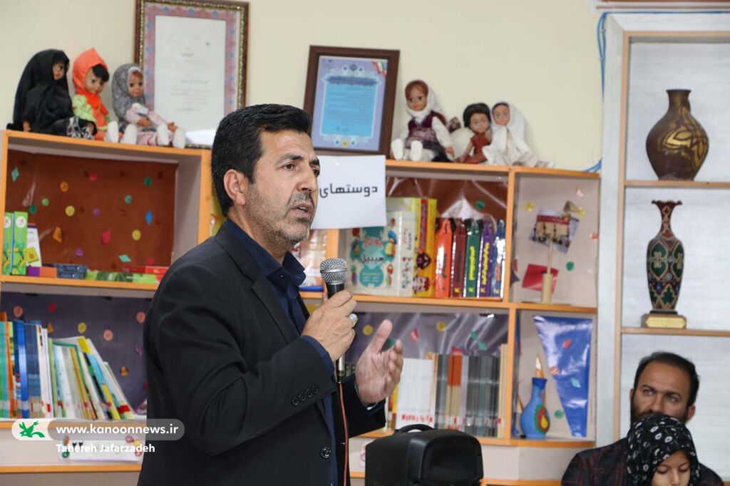 گشایش نمایشگاه «شهید؛ سفیر عشق» در کانون میامی/ قدردانی فرماندار از مربیان کانون برای آشنایی نسل نوپای جامعه با فرهنگ ایثار و شهادت