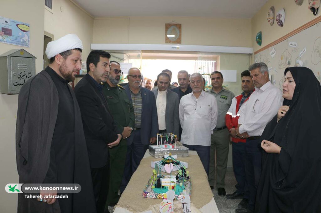 گشایش نمایشگاه «شهید؛ سفیر عشق» در کانون میامی/ قدردانی فرماندار از مربیان کانون برای آشنایی نسل نوپای جامعه با فرهنگ ایثار و شهادت