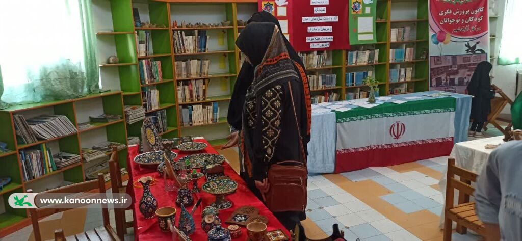 نمایشگاه آثار اعضای کانون آزادشهر در هفته دولت