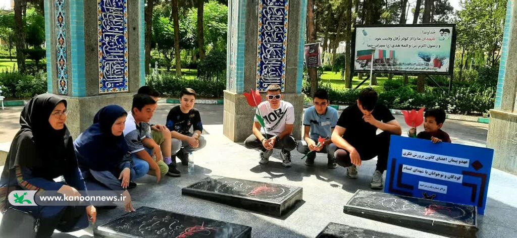 آشنایی نوجوانان مرکز شماره یک گنبد با ارزشهای انقلاب در مراسم عطر افشانی مزار شهدا