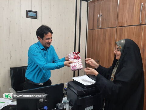 تقدیر مدیرکل کانون استان بوشهر از کارکنان  به مناسبت روز کارمند