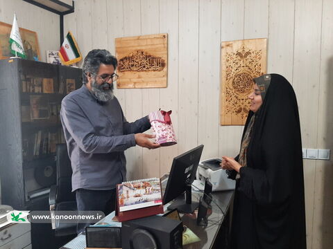 تقدیر مدیرکل کانون استان بوشهر از کارکنان  به مناسبت روز کارمند