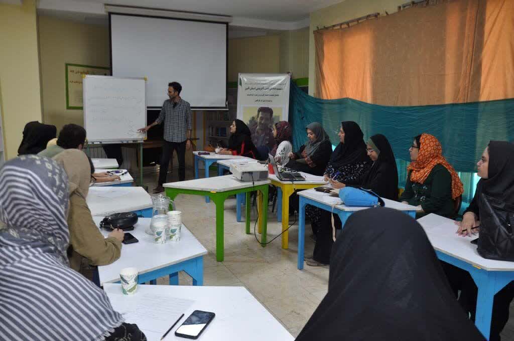 نشستی با حضور رحمت غلامی مسئول مرکز آفرینشهای ادبی و هنری کانون کرمانشاه