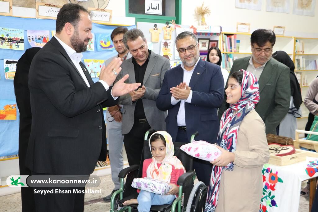 اهدای یک دستگاه ویلچر توسط «کلر ژوبرت» به عضو کانون کلاله