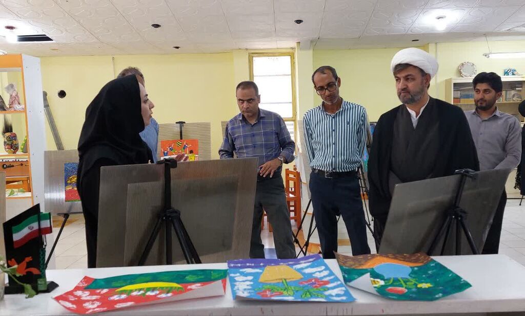 برپایی ایستگاه دهم نمایشگاه نقاشی «سفر به آبی بیکران، خلیج تا ابد فارس» در شهرستان حاجی آباد