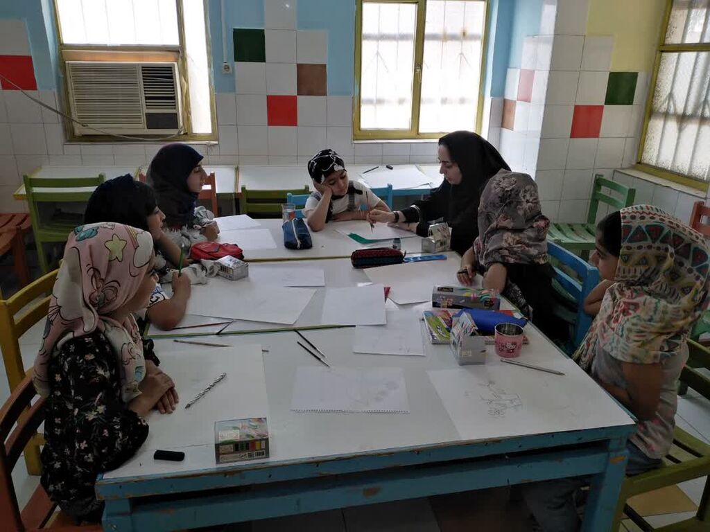 برپایی ایستگاه دهم نمایشگاه نقاشی «سفر به آبی بیکران، خلیج تا ابد فارس» در شهرستان حاجی آباد