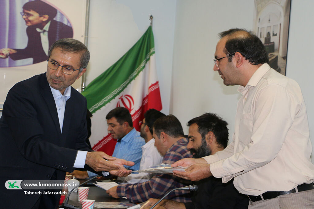 گردهمآیی مسئولان مراکز و بزرگداشت روز کارمند در کانون سمنان