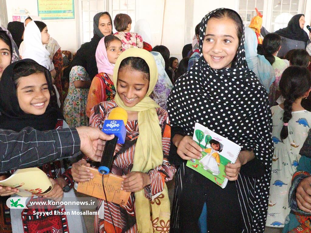 ثبت لحظههای شاد برای کودکان، نوجوانان و خانوادههای سیلزدهی روستای قورچای آزادشهر