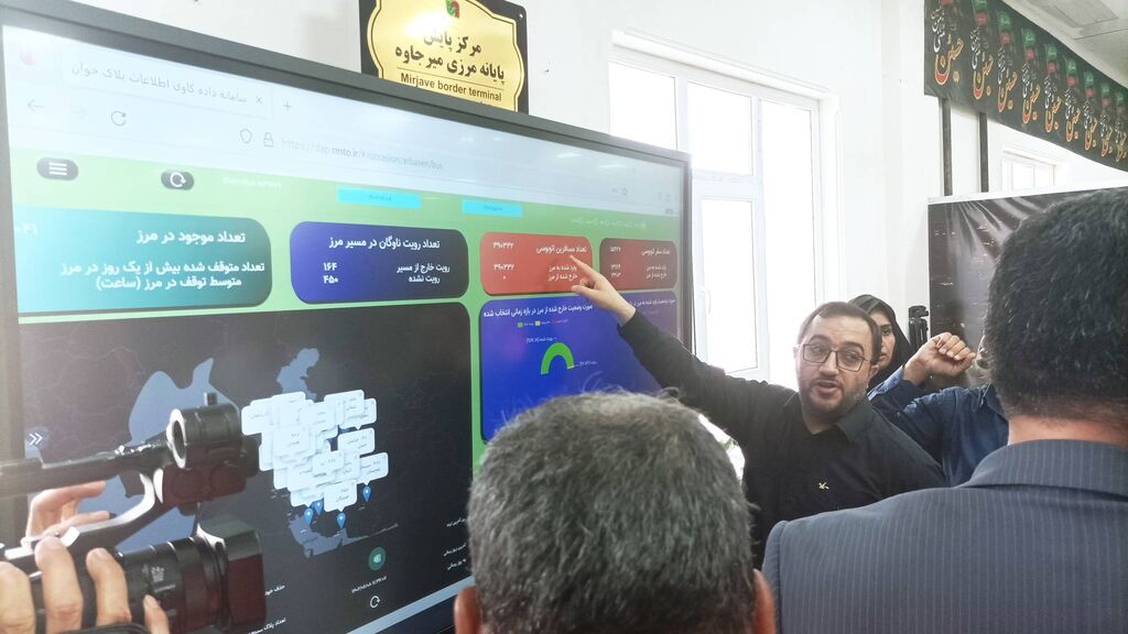 اهدای سربند یا ابالفضل ازسوی خادم کودک در میرجاوه به مدیرعامل کانون