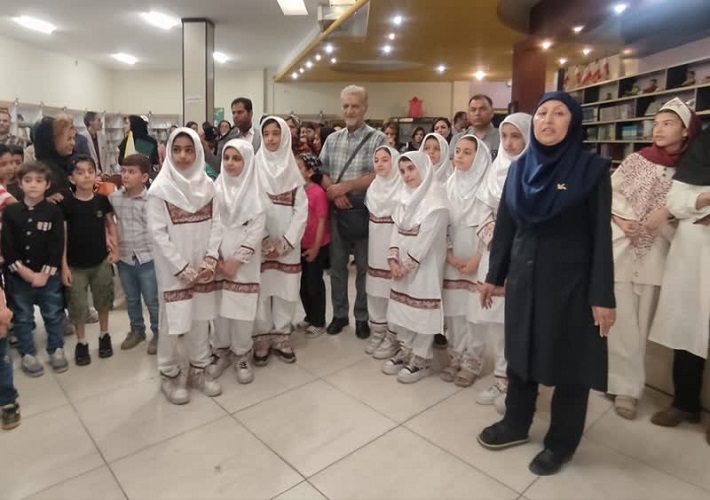 مصطفی رحمان دوست شاعر کودکان مهمان بچه ها در مرکز شاهین شهر بود