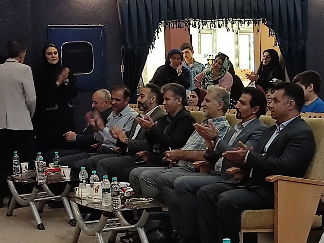 مصطفی رحمان دوست شاعر کودکان مهمان بچه ها در مرکز شاهین شهر بود