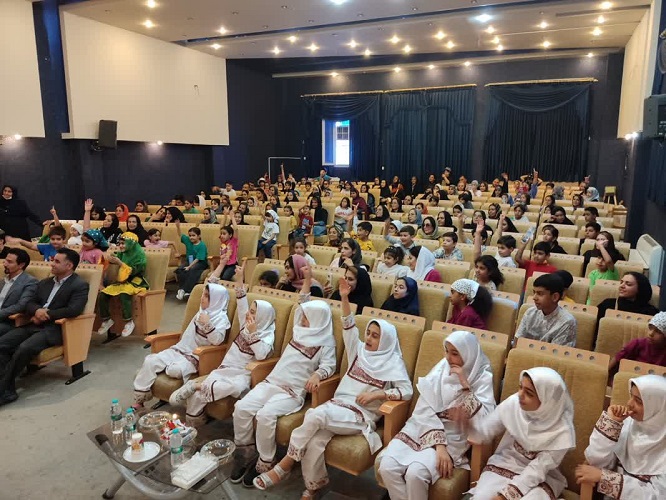 مصطفی رحمان دوست شاعر کودکان مهمان بچه ها در مرکز شاهین شهر بود