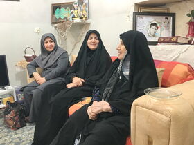 مدیرکل کانون استان بوشهر با مادر شهید نوجوان محمد علی ظهرابی دیدار کرد