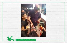 اهدای دست سازه‌های مراکز کانون خوزستان به زائران کوچک حرم امام حسین(ع) در مسیر نجف تا کربلا