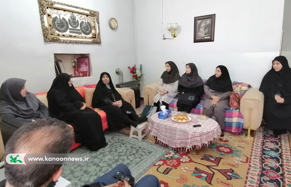 مدیرکل کانون استان بوشهر با مادر شهید نوجوان محمد علی ظهرابی دیدار کرد