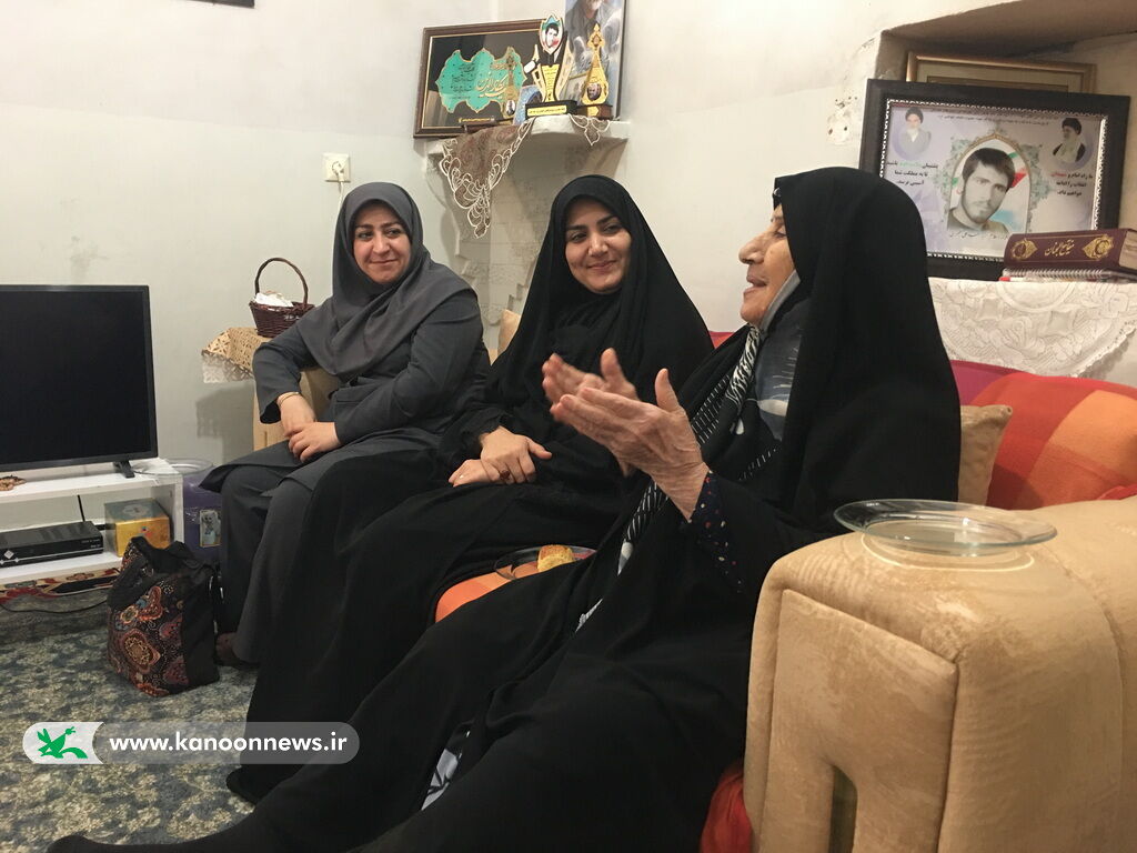 مدیرکل کانون استان بوشهر با مادر شهید نوجوان محمد علی ظهرابی دیدار کرد