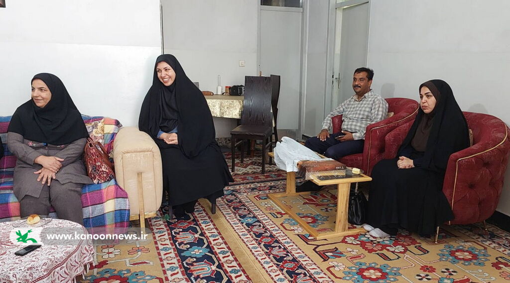 مدیرکل کانون استان بوشهر با مادر شهید نوجوان محمد علی ظهرابی دیدار کرد