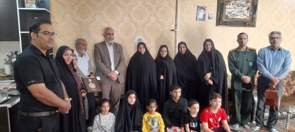 دیدار مدیرکل کانون با خانواده شهید نوجوان ابوالقاسم صالحی 