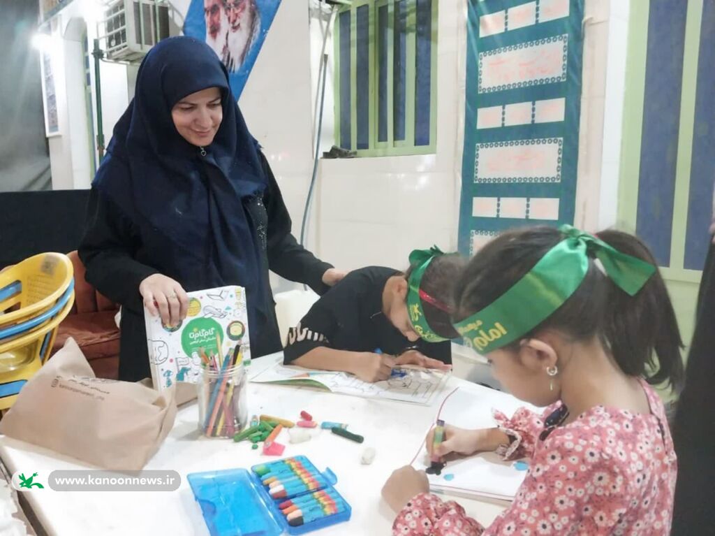 اهدای کتاب «گام گام تا داستان سفر اربعین» به کودکان در نقاط مرزی شلمچه و چذابه