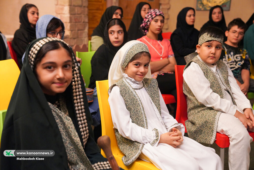 پرده خوانی اعضا کانون استان تهران در گشایش نمایشگاه هنر عاشورایی «قتیل العبرات» پرده خوانی اعضا کانون استان تهران در گشایش نمایشگاه هنر عاشورایی «قتیل العبرات»