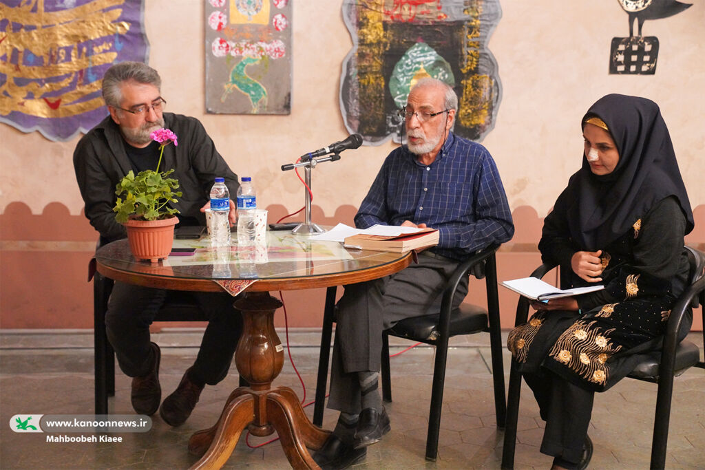 پرده خوانی اعضا کانون استان تهران در گشایش نمایشگاه هنر عاشورایی «قتیل العبرات» پرده خوانی اعضا کانون استان تهران در گشایش نمایشگاه هنر عاشورایی «قتیل العبرات»