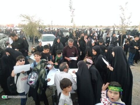 میهمانان کوچک امام حسین در مسیر پیاده روی اربعین