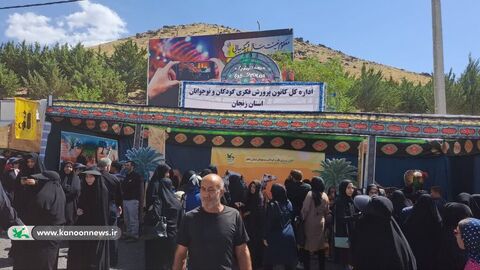 استقبال کودکان و نوجوانان و خانواده ها از موکب کانون پرورش فکری استان زنجان در مسیر راهپیمایی جاماندگان از اربعین