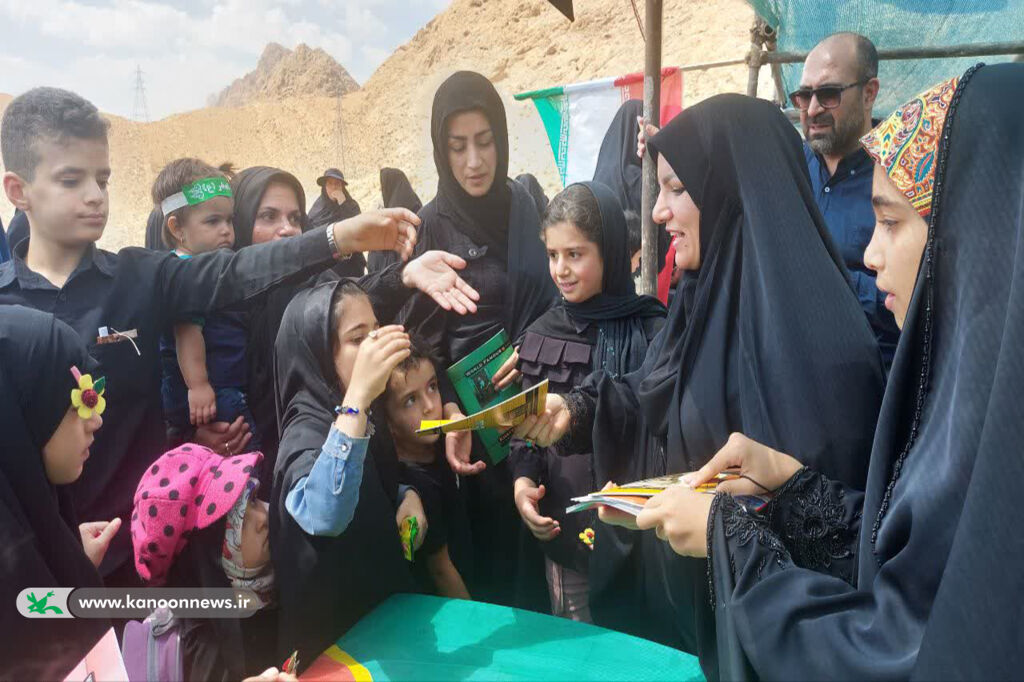 استقبال میهمانان کوچک امام حسین(ع) از موکب مربیان کانون مهدیشهر استقبال میهمانان کوچک امام حسین(ع) از موکب مربیان کانون مهدیشهر