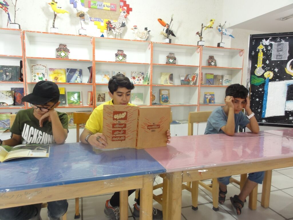 اعضای مرکز فرهنگی هنری شماره یک یاسوج با کتاب تشنه لبان آشنا شدند