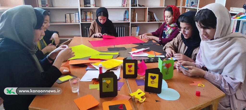 اهدای ۵۳۵ دست‌سازه‌ی خلاق اعضا و مربیان کانون سمنان به زائران حسینی