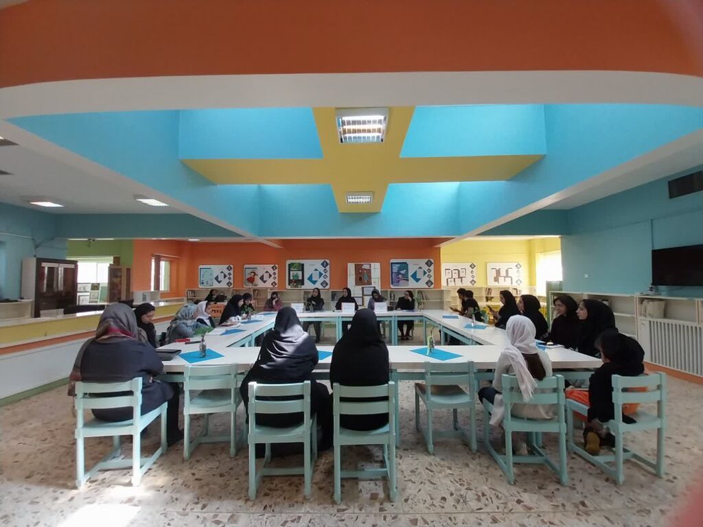 اعضای انجمن نویسندگان نوجوان "آفرینش" کانون چهارمحال و بختیاری با "گره گشایی در داستان" آشنا شدند