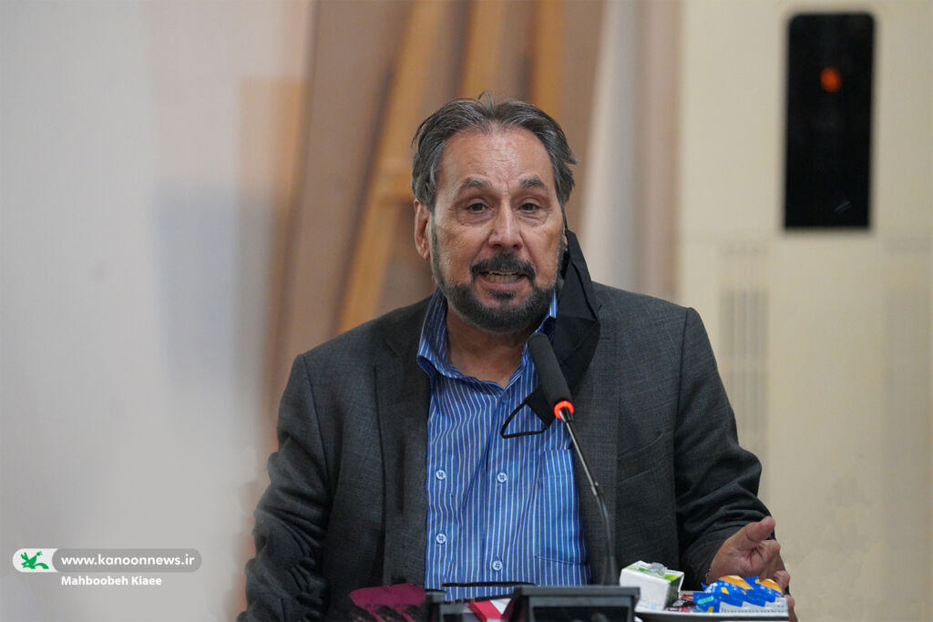 قناد: رسانه در حوزه قصهگویی به کمک کانون پرورش فکری بیاید