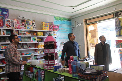بازدید سرپرست اداره کل و کارشناس ارزیابی و عملکرد کانون خوزستان از فروشگاه کتاب و محصولات فرهنگی استان