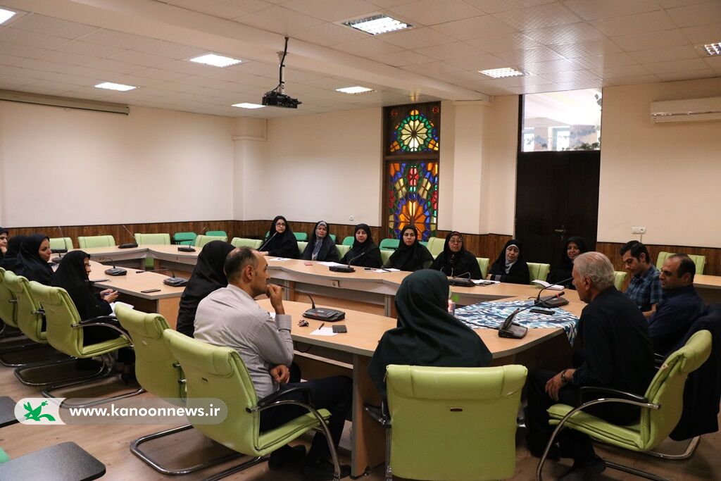 نشست هماندیشی اعضای هیات علمی و رابطان انجمن قصهگویی کانون کرمان قصهگویی طراحی مسیر روشن برای نسل جدید است