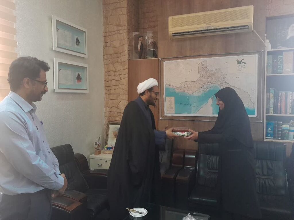 اهدا لوح قدردانی مدیرکل تبلیغات اسلامی به مدیرکل کانون هرمزگان اهدا لوح قدردانی مدیرکل تبلیغات اسلامی به مدیرکل کانون هرمزگان