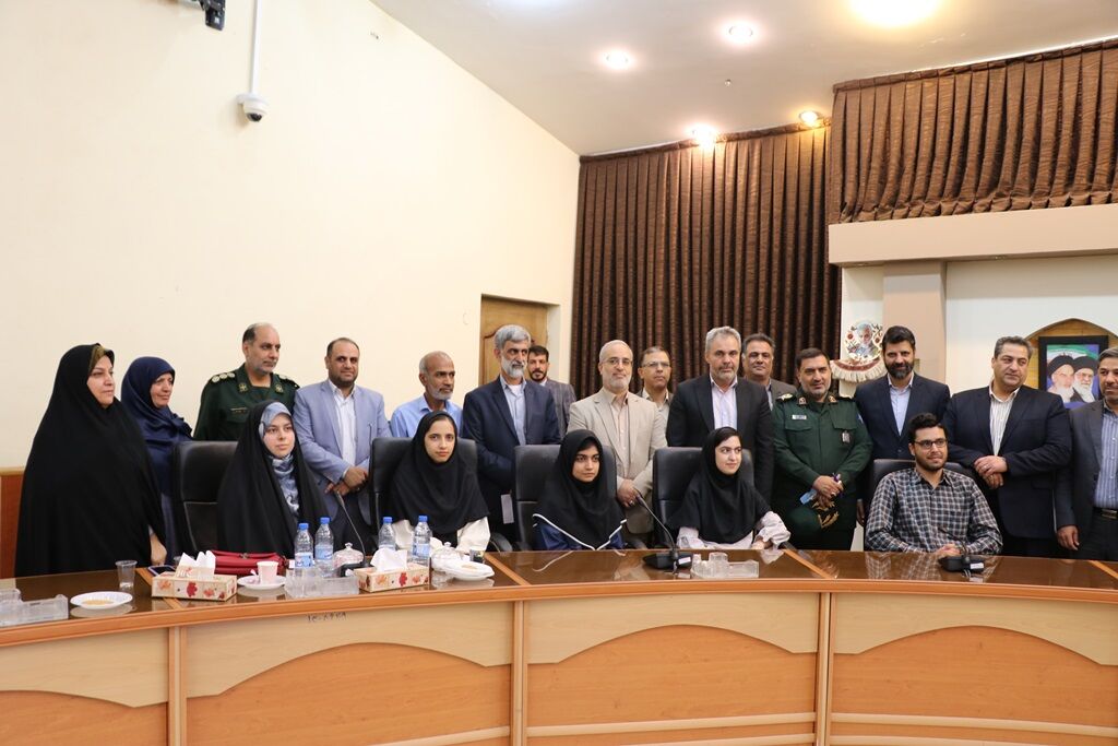 استاندار کرمان از پوستر جشنواره بینالمللی قصهگویی رونمایی کرد