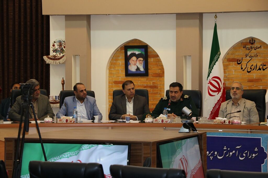 استاندار کرمان از پوستر جشنواره بینالمللی قصهگویی رونمایی کرد