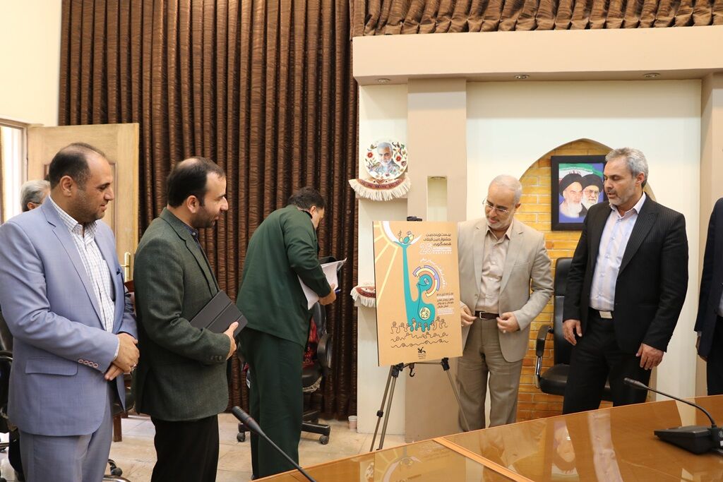استاندار کرمان از پوستر جشنواره بینالمللی قصهگویی رونمایی کرد