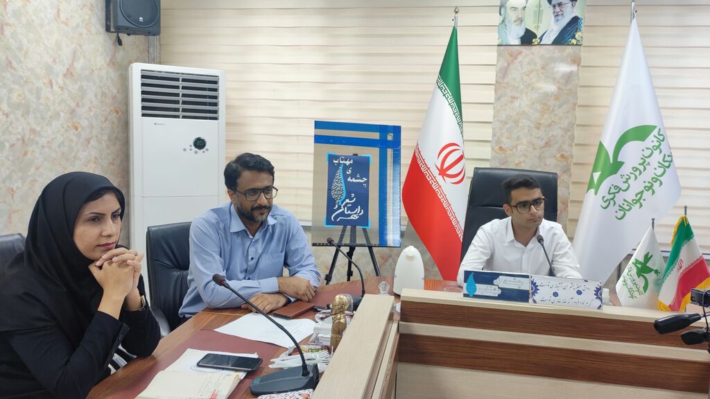 عصر شعر و داستان «چشمه ی مهتاب» در کانون هرمزگان برگزار شد