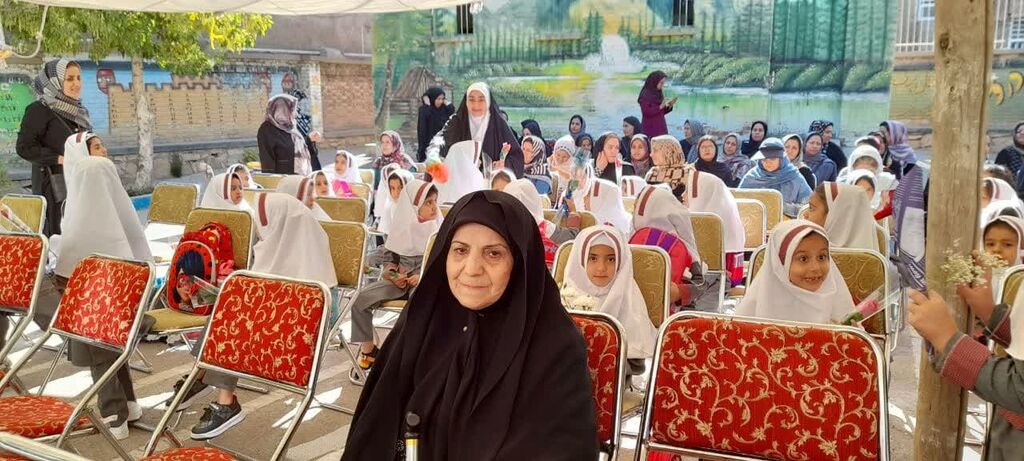 هنرنمایی مربیان کانون در جشن شکوفهها