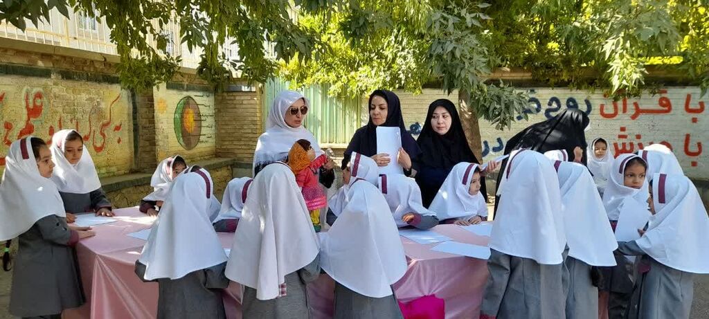 هنرنمایی مربیان کانون در جشن شکوفهها