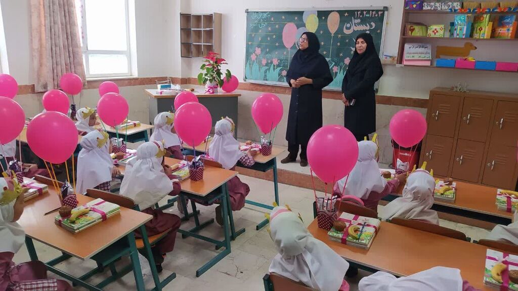 هنرنمایی مربیان کانون در جشن شکوفهها