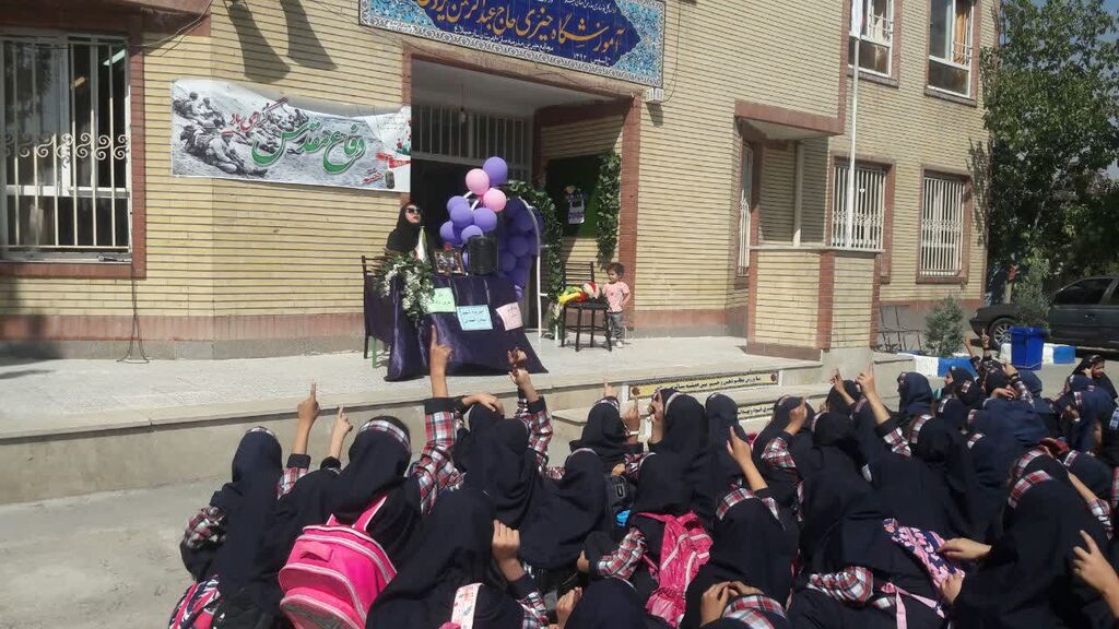 شروع سال تحصیلی دانش آموزان شهرستان چهار باغ با حضور کتابخانهی سیار کانون البرز